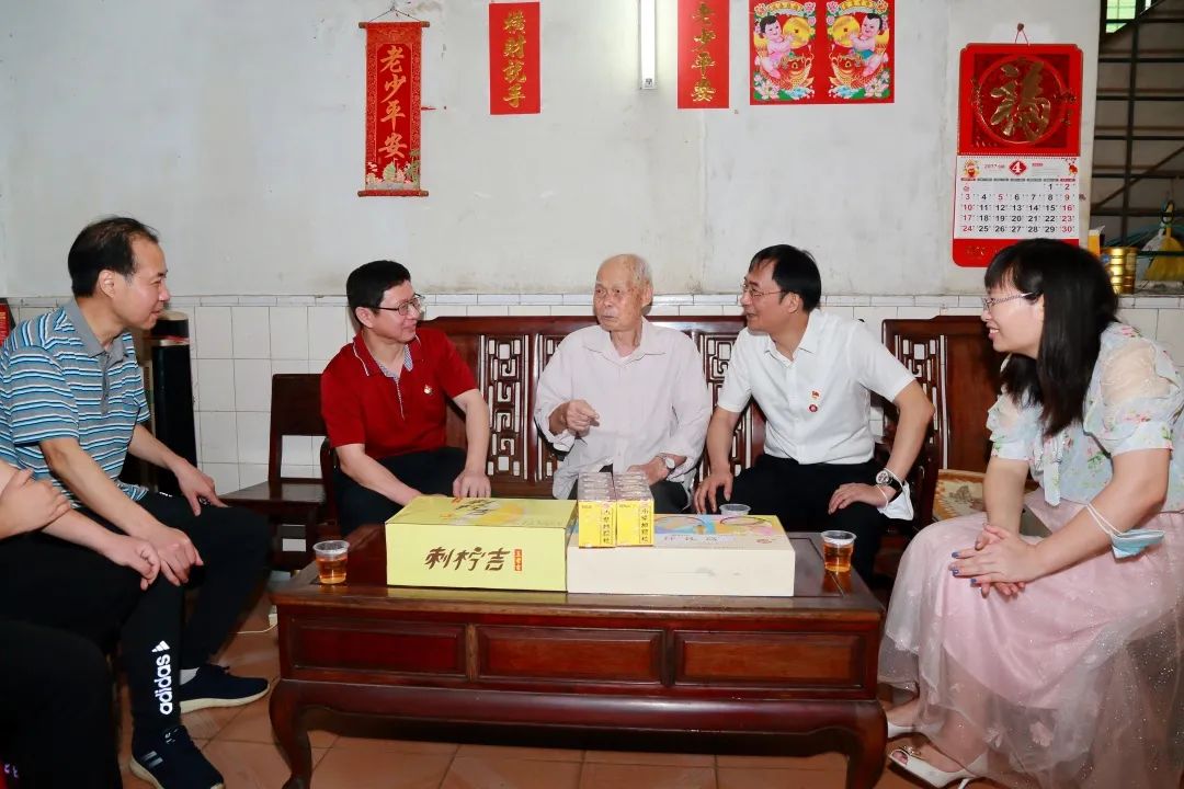 强国回复有我 传承劳模心灵——白云山K8凯发公司辅导“五一”前夕走访慰问劳动圭表和基层一线员工