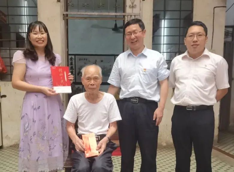 中秋慰问送真情 浓浓关切暖人心——白云山K8凯发公司慰问首届全国劳模陈雨池